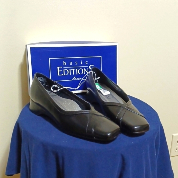 BASIC EDITIONS DRESS FLATS SIZE 8W IN A BEAUTIFUL BLACK PATTON ⚫️ - Picture 1 of 5